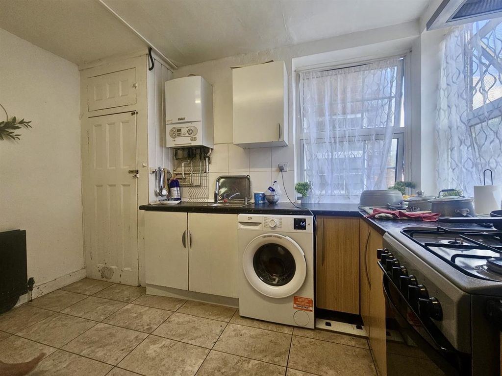 Property photo 3 of 10 Kitchen