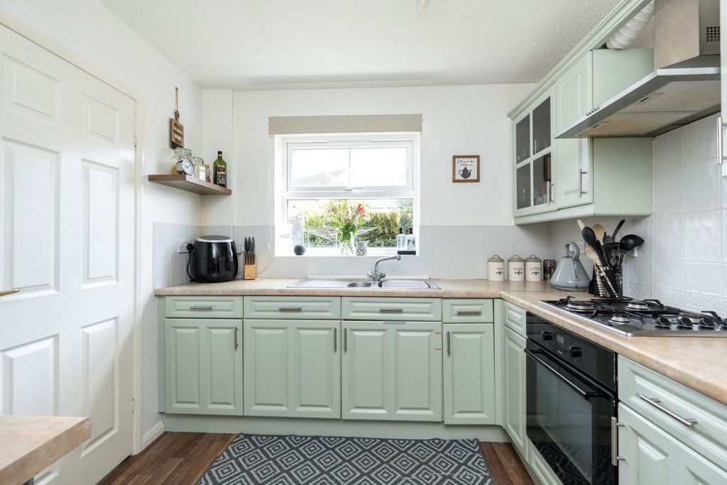 Property photo 3 of 18 Kitchen