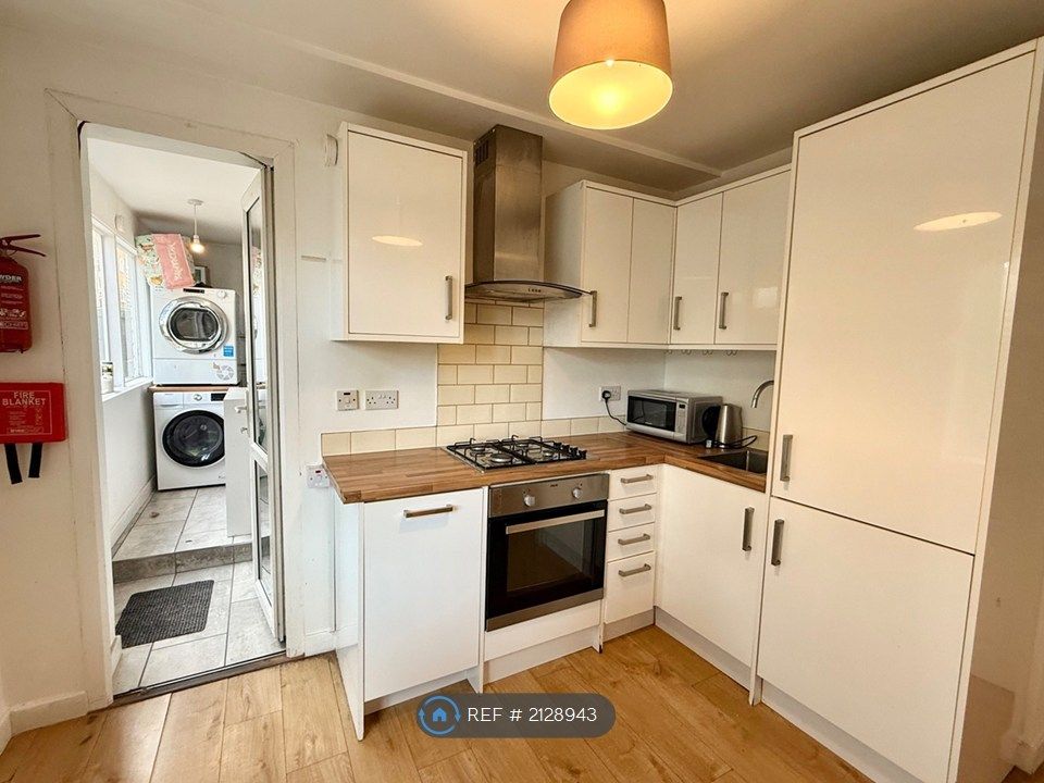 Property photo 2 of 10 Kitchen