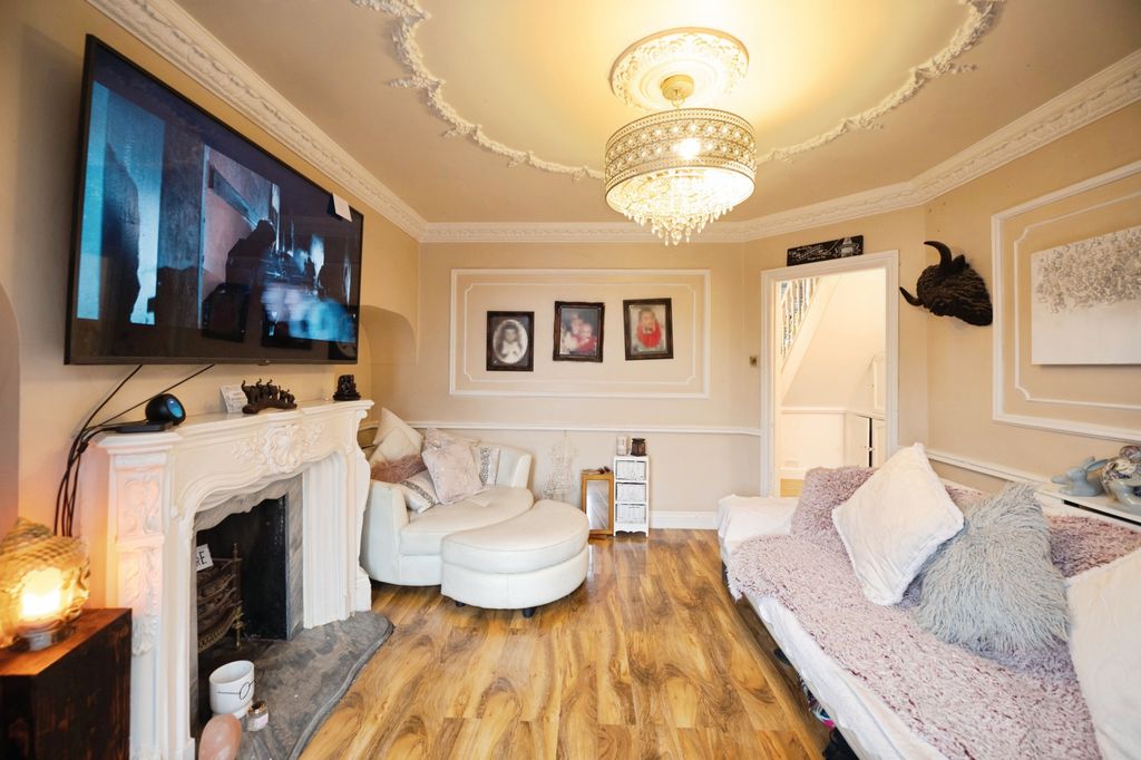 Property photo 3 of 20 Living Room