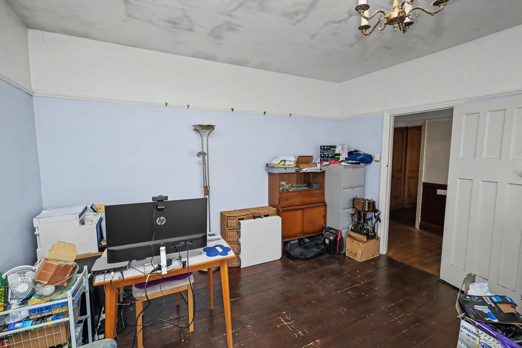 Property photo 3 of 23 10 Brooklyn Avenue, Loughton, Essex Ig10 1Bl