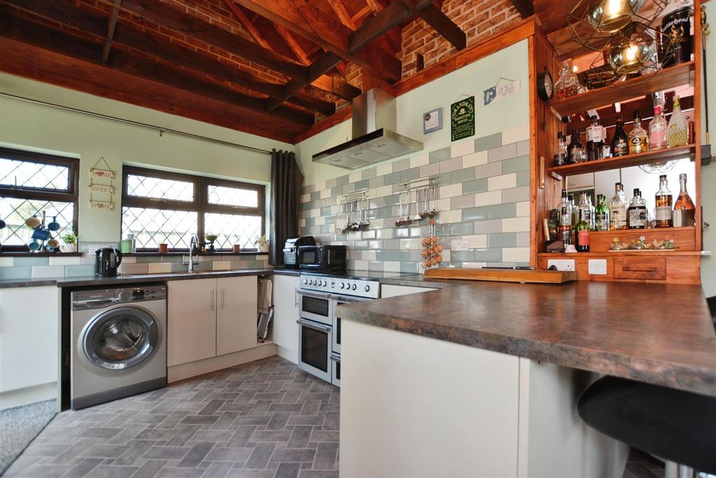 Property photo 3 of 25 Kitchen/Lounge