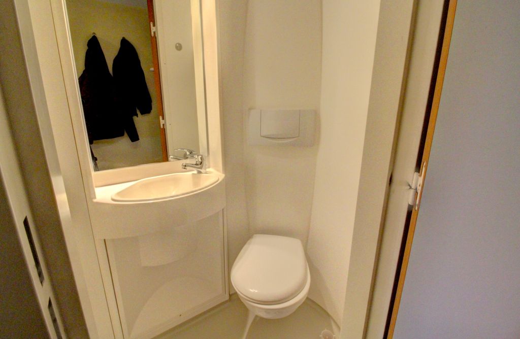 Property photo 2 of 13 Ensuite E