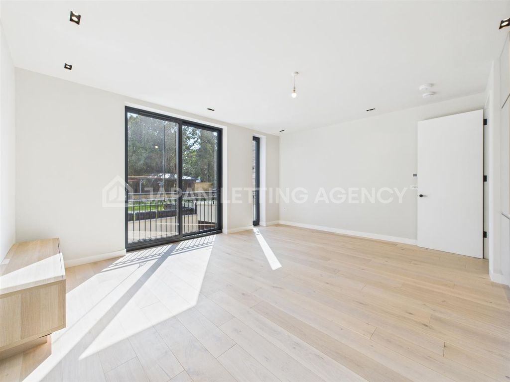 Property photo 3 of 12 Cam04401G0-Pr0071-Still008.Jpg