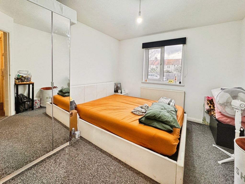 Property photo 2 of 6 Bedroom