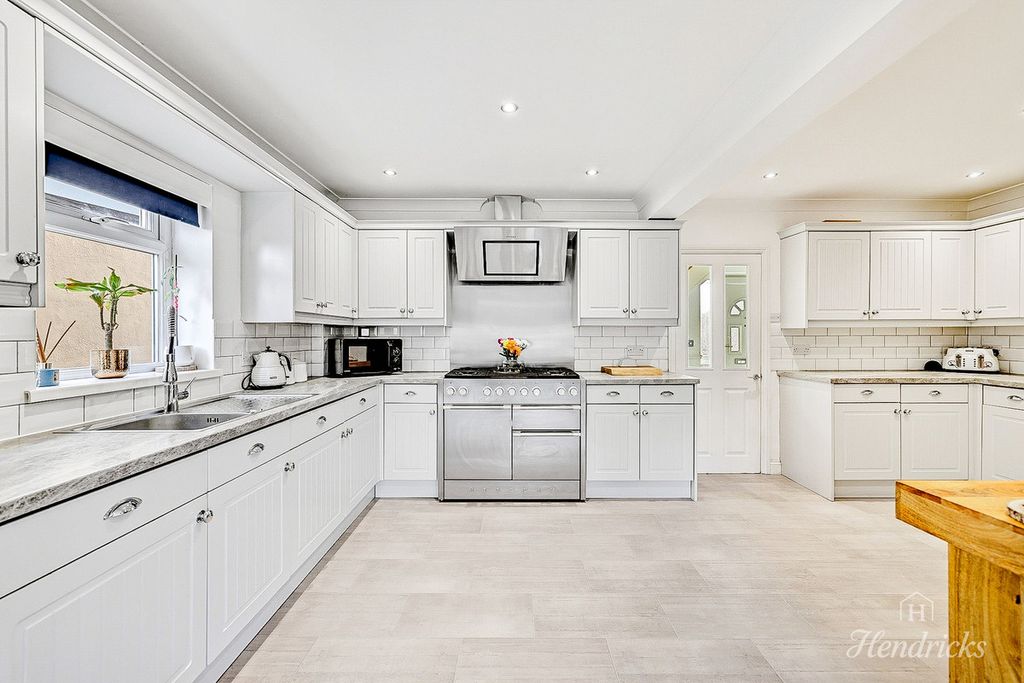 Property photo 2 of 33