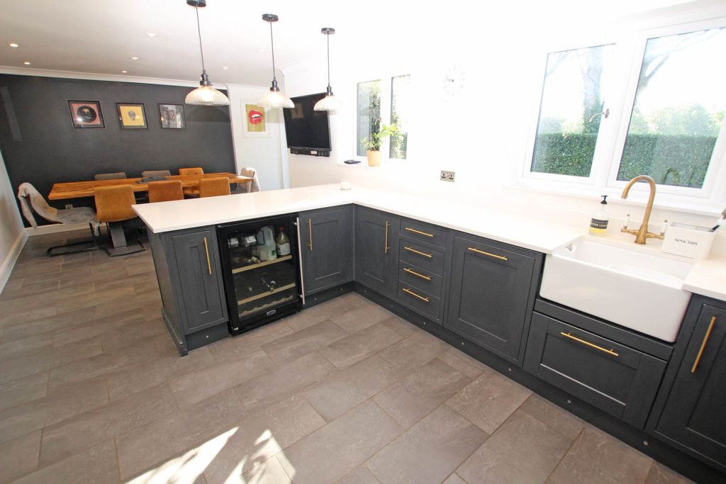 Property photo 3 of 28