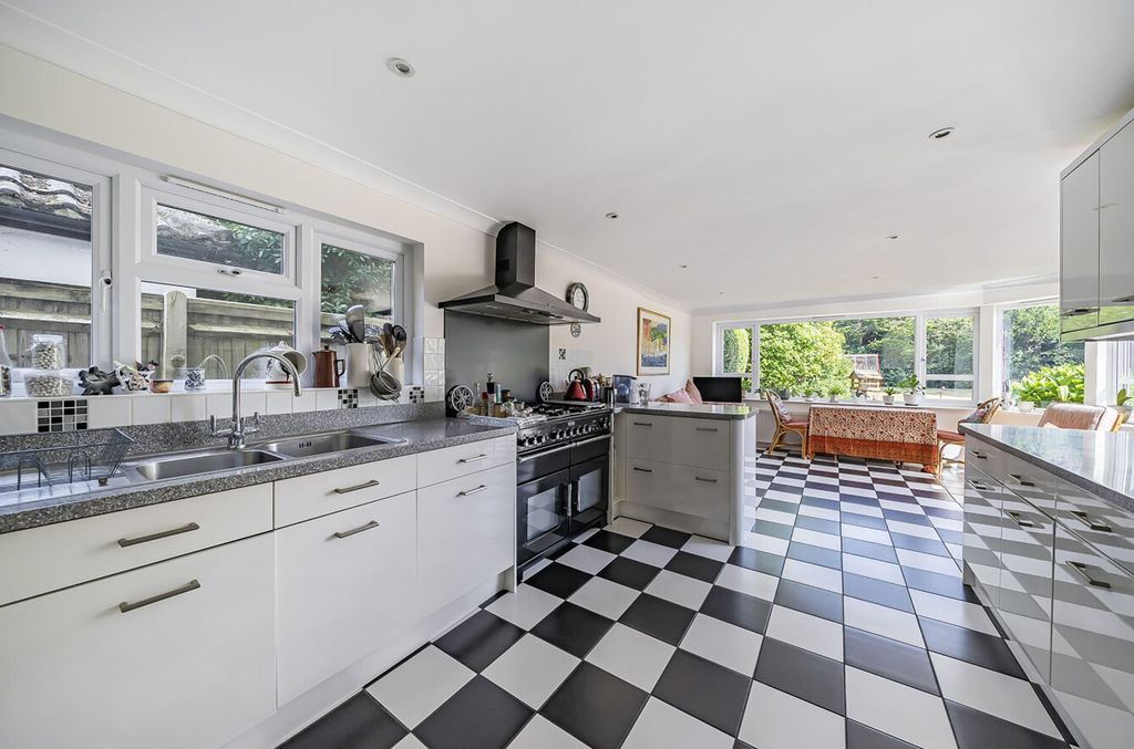Property photo 2 of 31