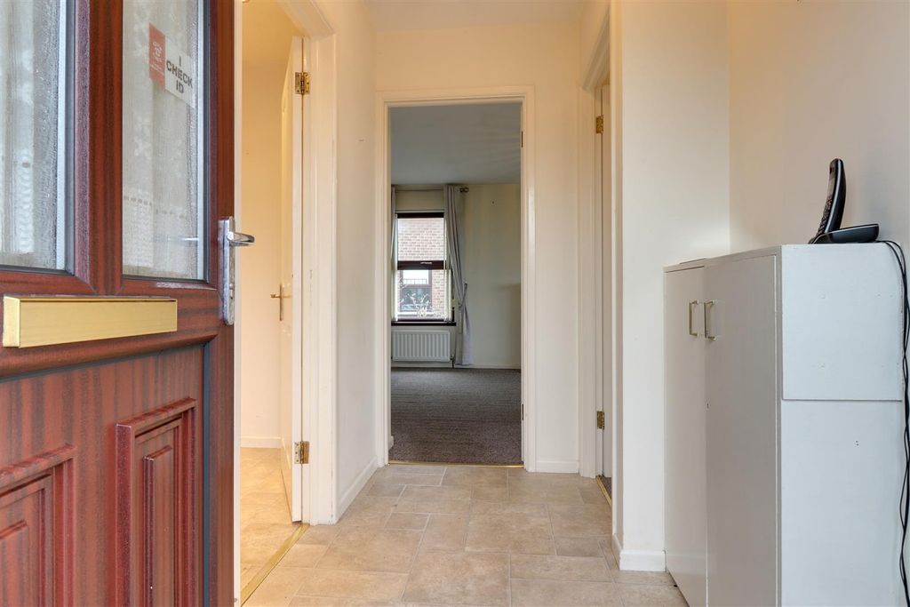 Property photo 3 of 12 Entrance Hall