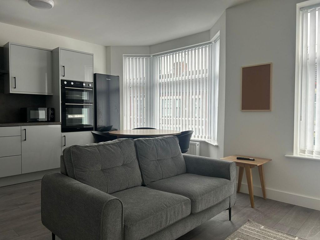 Property photo 2 of 8 Kitchen/Lounge