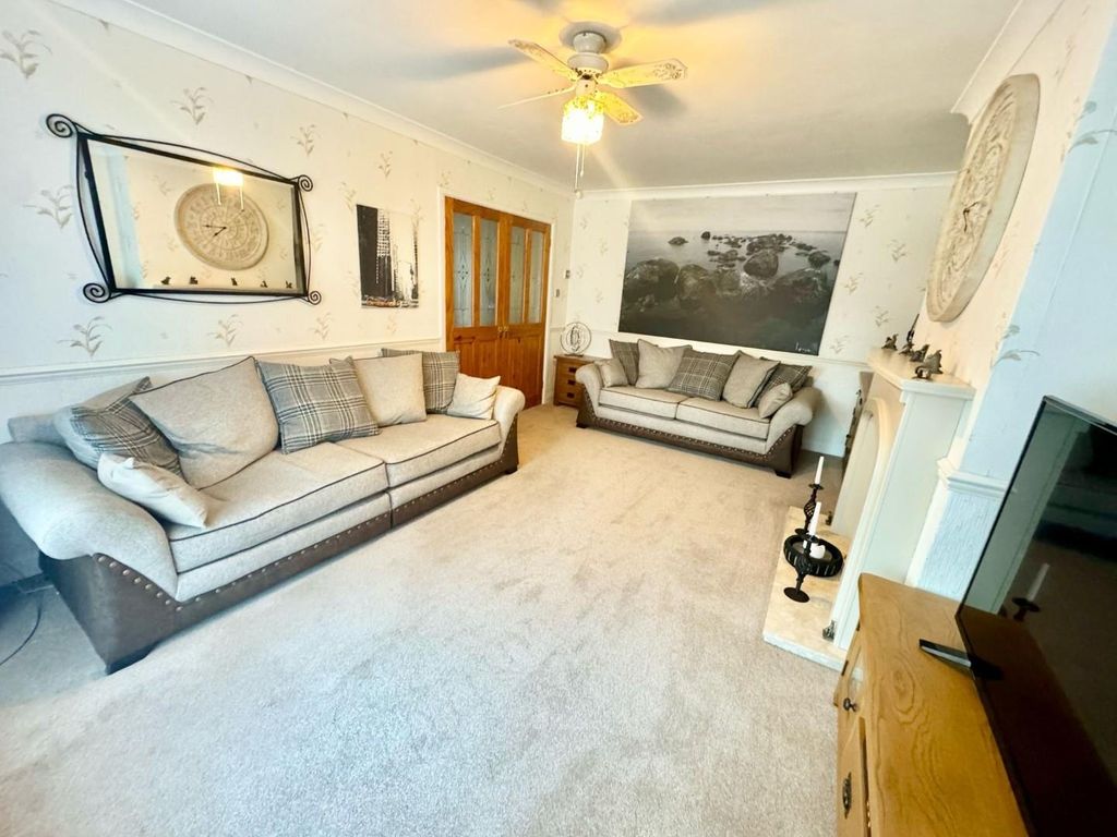 Property photo 3 of 10 Lounge