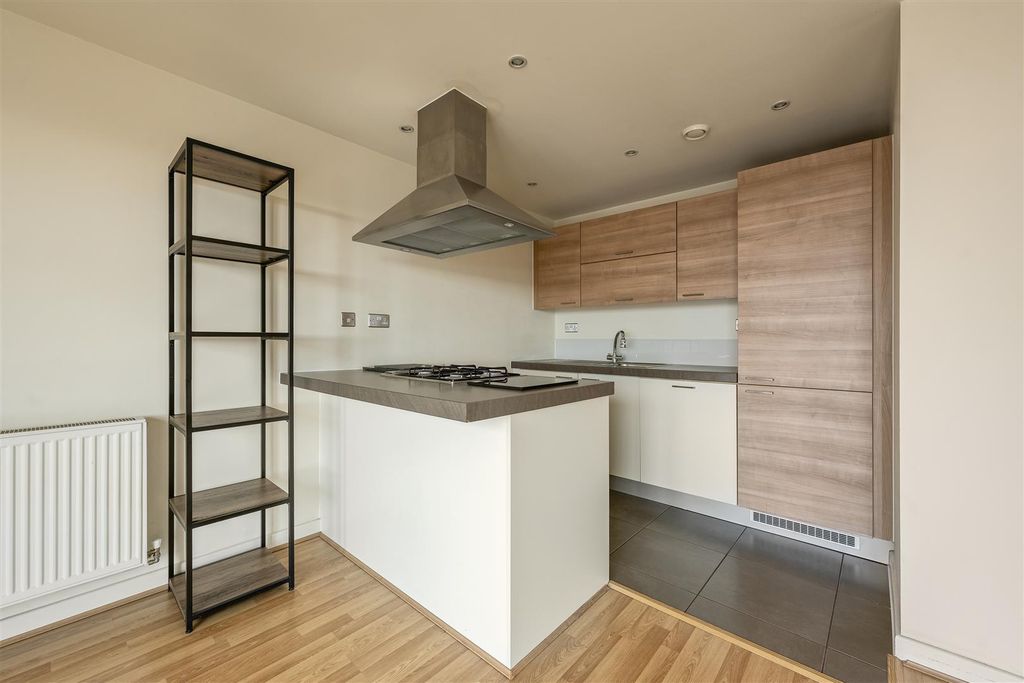 Property photo 3 of 21 Queen Mary Avenue, E18