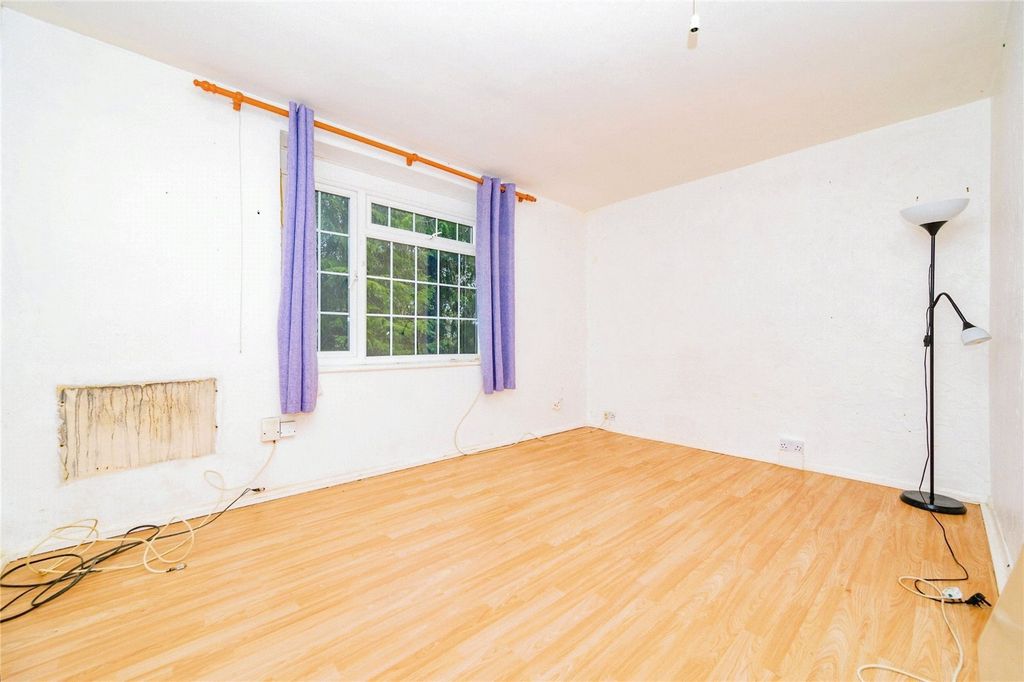 Property photo 2 of 11 Lounge/Bedroom