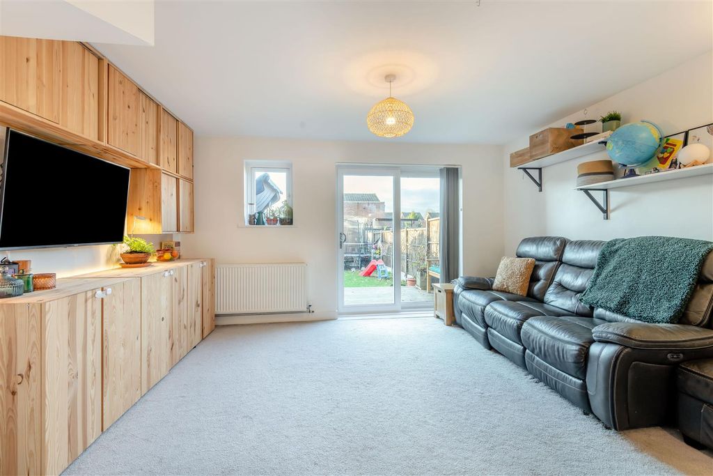 Property photo 3 of 15 8672335-Interior13.Jpg