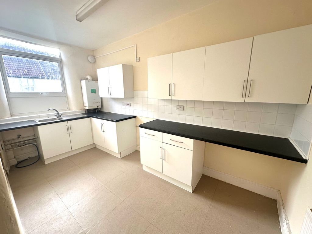 Property photo 3 of 6 Kitchen