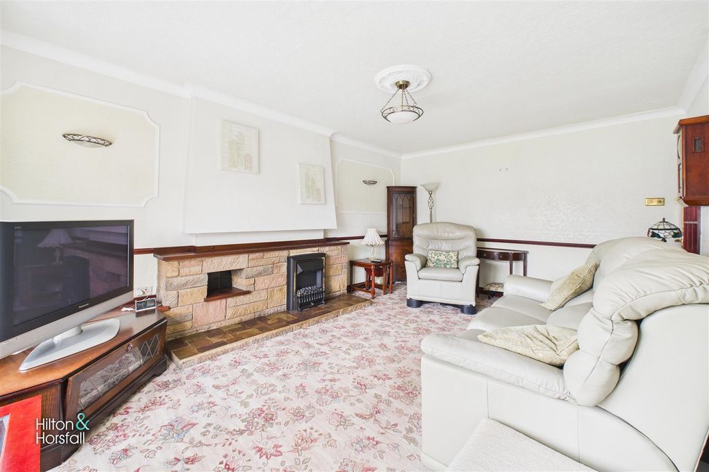 Property photo 2 of 16 Carr Hall Gardens