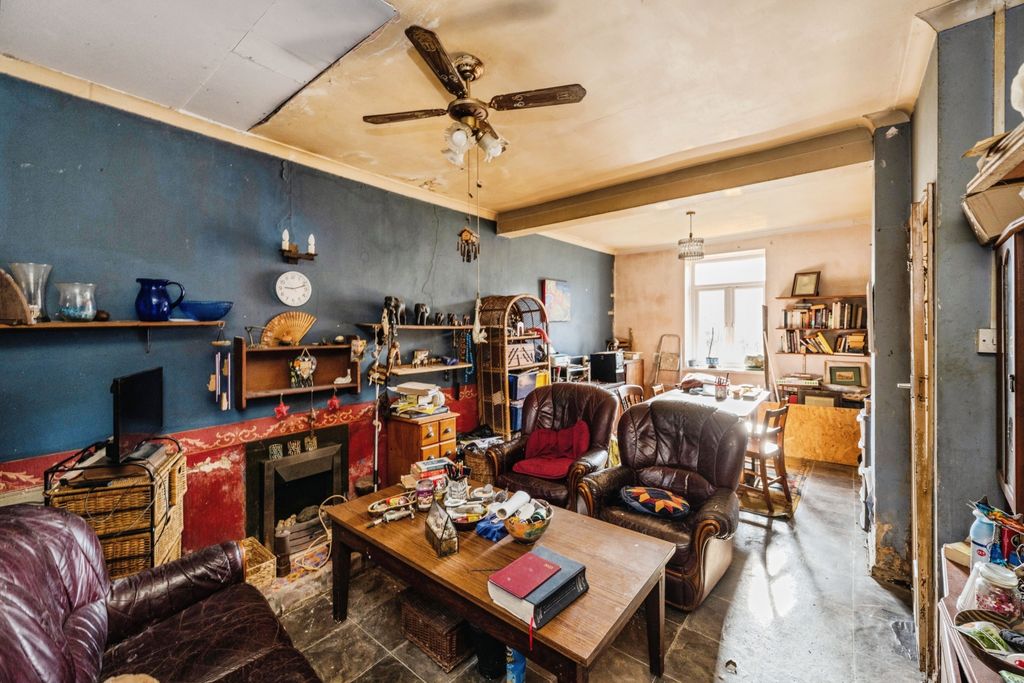 Property photo 3 of 19 Living Room