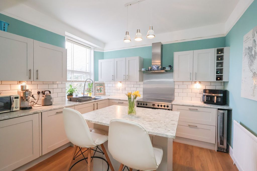 Property photo 2 of 25 Kitchen/Breakfast Room