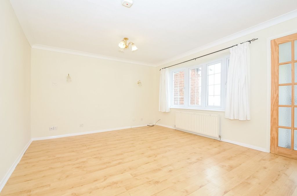 Property photo 2 of 6 Living Room Bungalow In Pagham