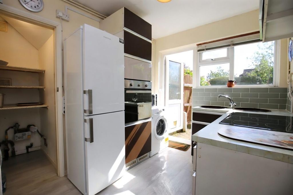 Property photo 3 of 9 Kitchen