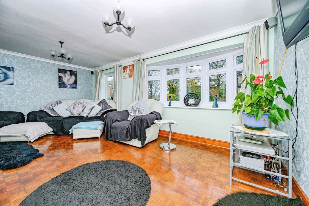 Property photo 3 of 17 Lounge