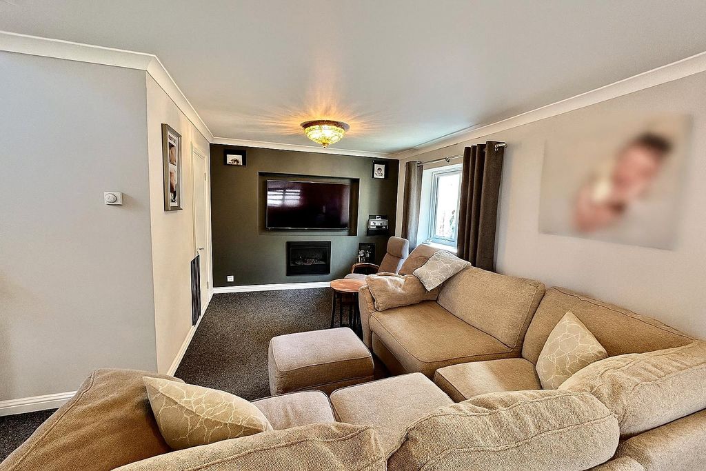 Property photo 2 of 20 Lounge