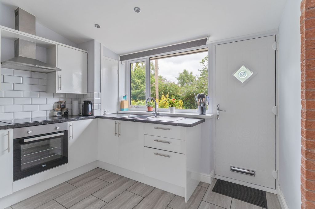 2 bed terraced house for saleMachen, Caerphilly CF83 photo 4