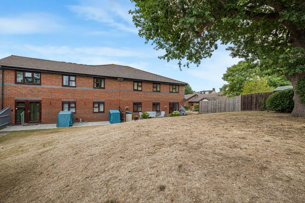 Property photo 3 of 17 Garden (3)