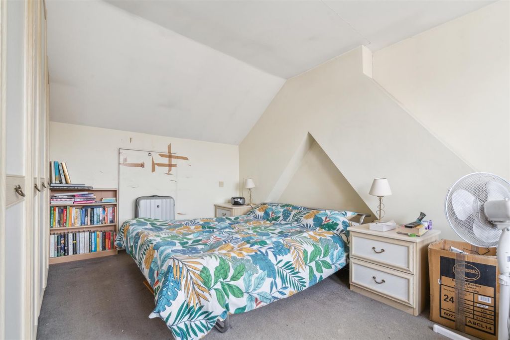Property photo 2 of 7 Hamilton Road Sw19 Bedroom 2