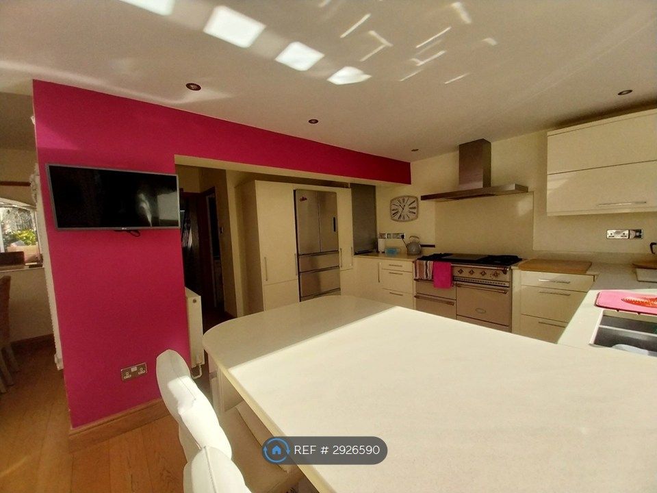 Property photo 3 of 25 Kitchen