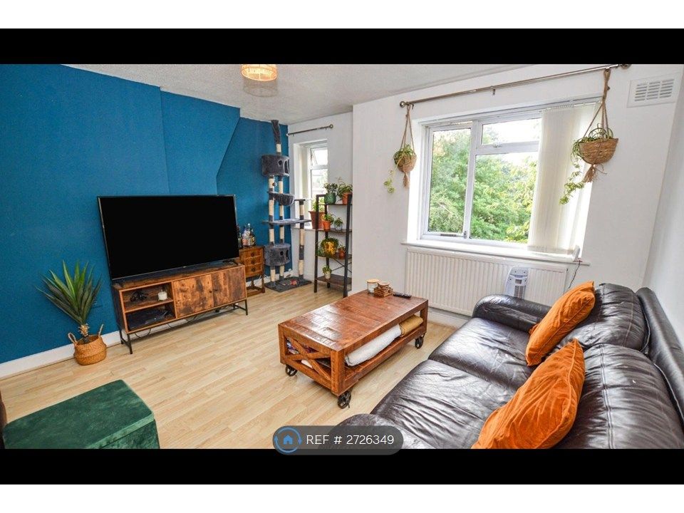 Property photo 3 of 11 Lounge