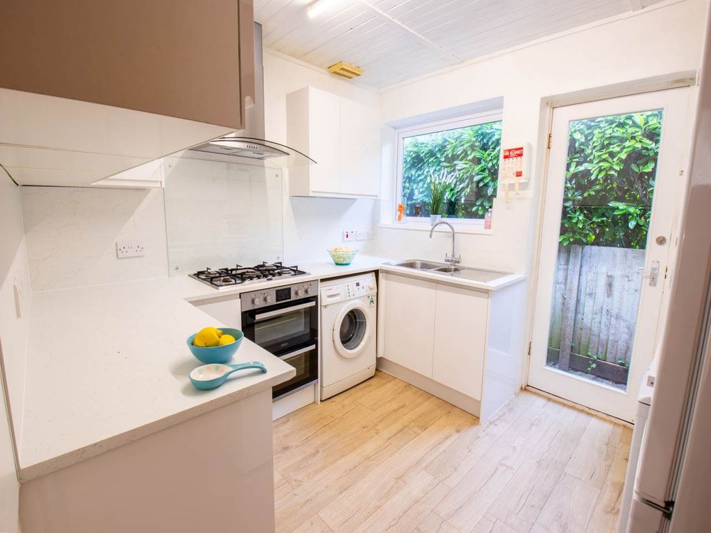 Property photo 3 of 18 Kitchen