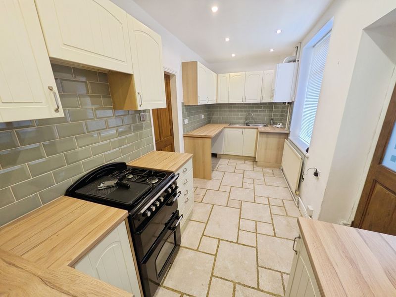 Property photo 3 of 11 Kitchen