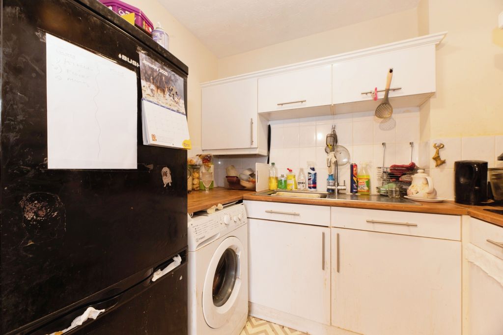 Property photo 3 of 12 Kitchen