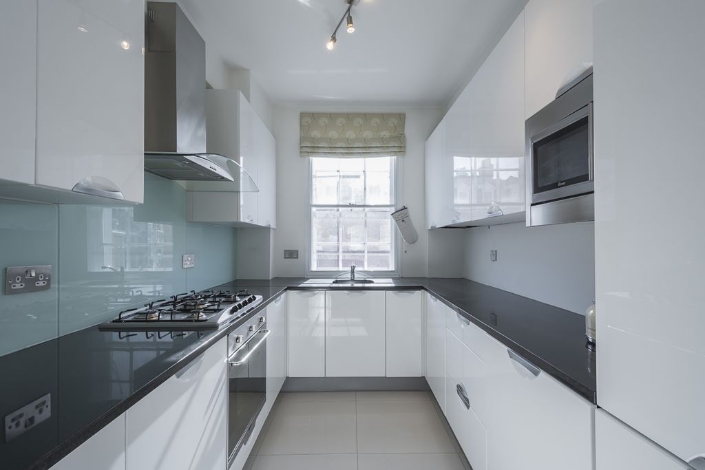 Property photo 2 of 11 Kitchen