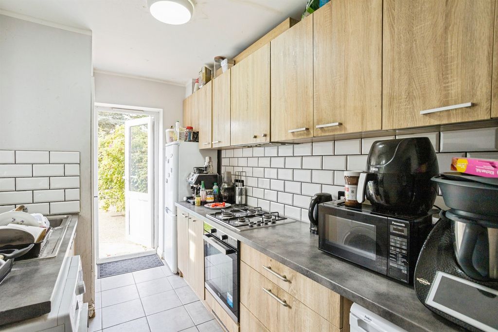 Property photo 3 of 10 Kitchen