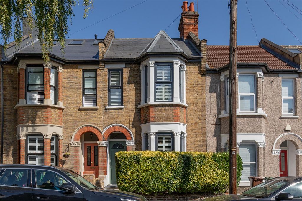 Property photo 1 of 28 Brookfield Avenue, E17