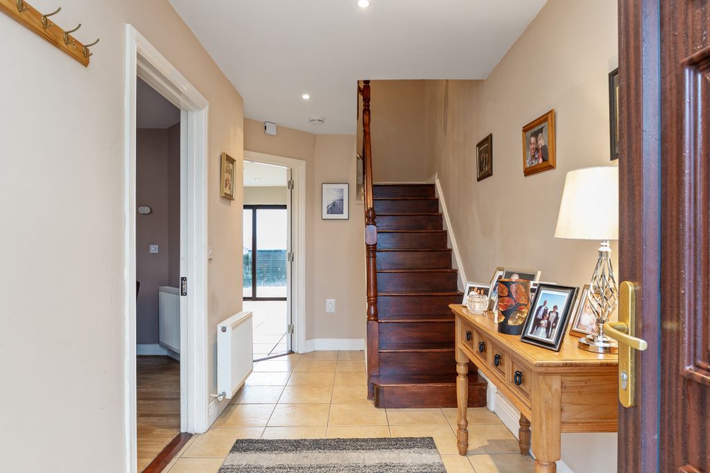 Property photo 2 of 25