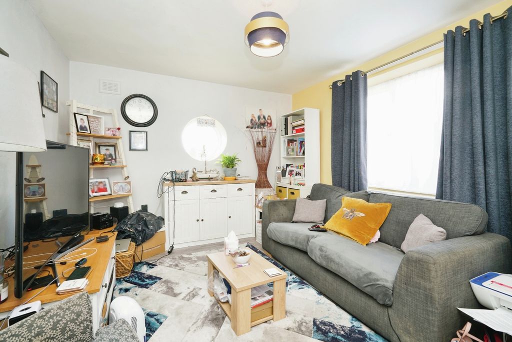 Property photo 1 of 11 Living Room