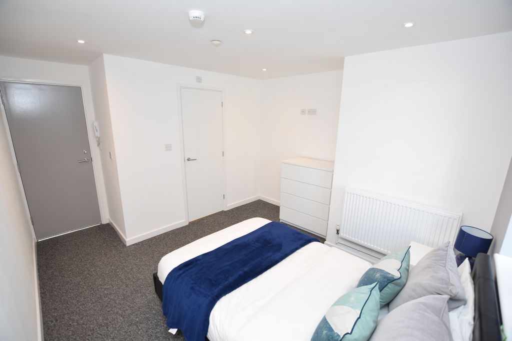Property photo 3 of 5 Ensuite Bedroom 