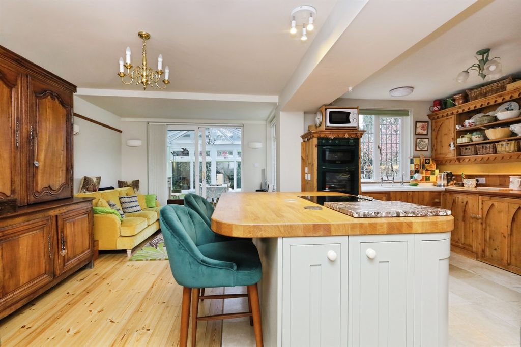 Property photo 2 of 28