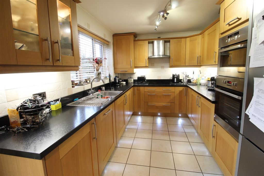 Property photo 2 of 10 Dining Kitchen