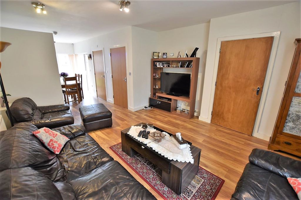 Property photo 3 of 17 Living Room