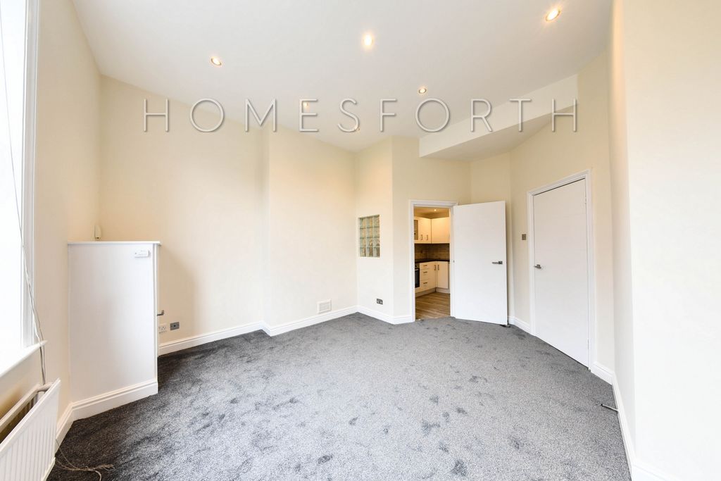 Property photo 1 of 10 Photo 4