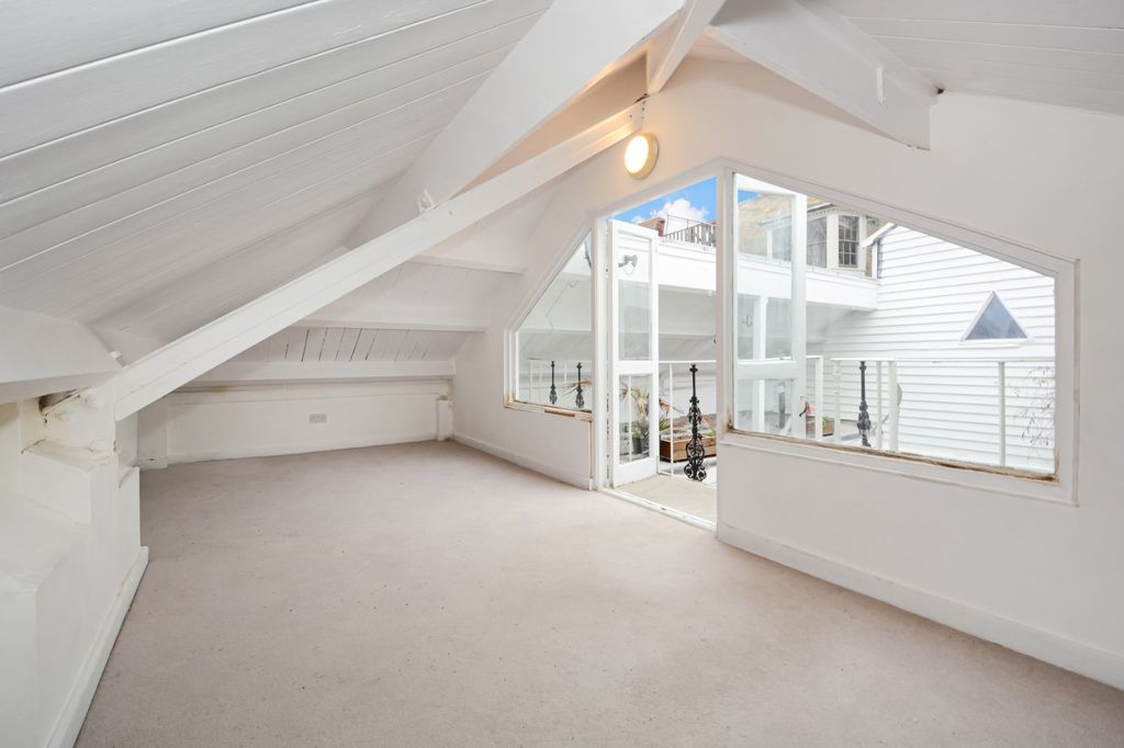 Property photo 3 of 25