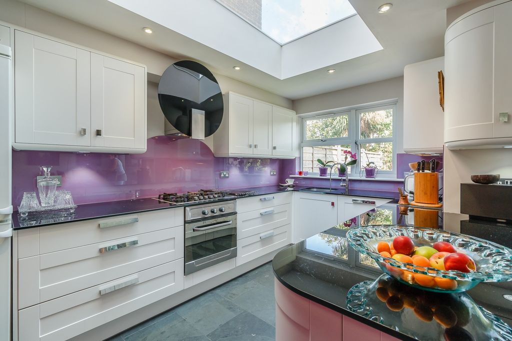 Property photo 2 of 10 Kitchen