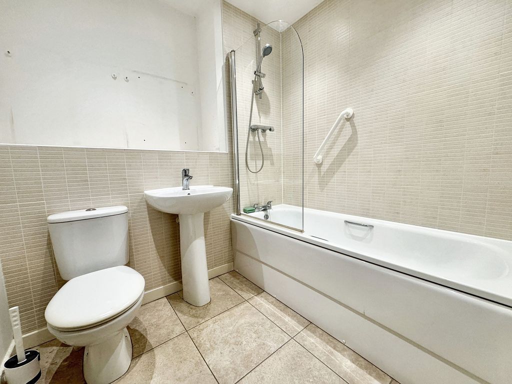 Property photo 3 of 9 Bathroom