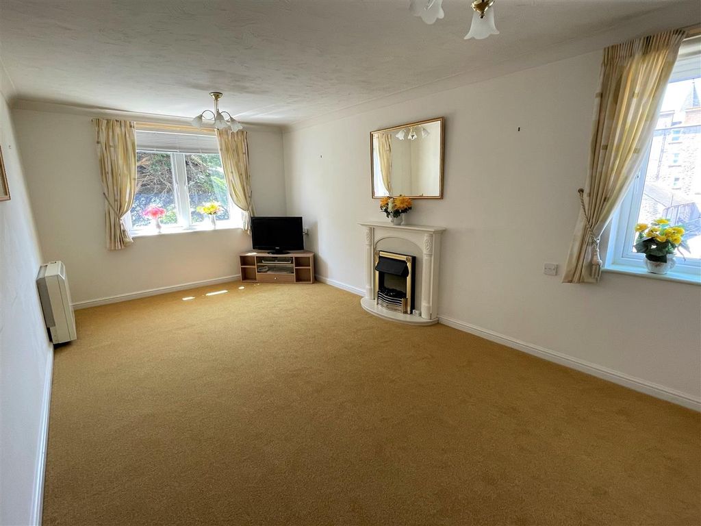 Property photo 2 of 11 Lounge