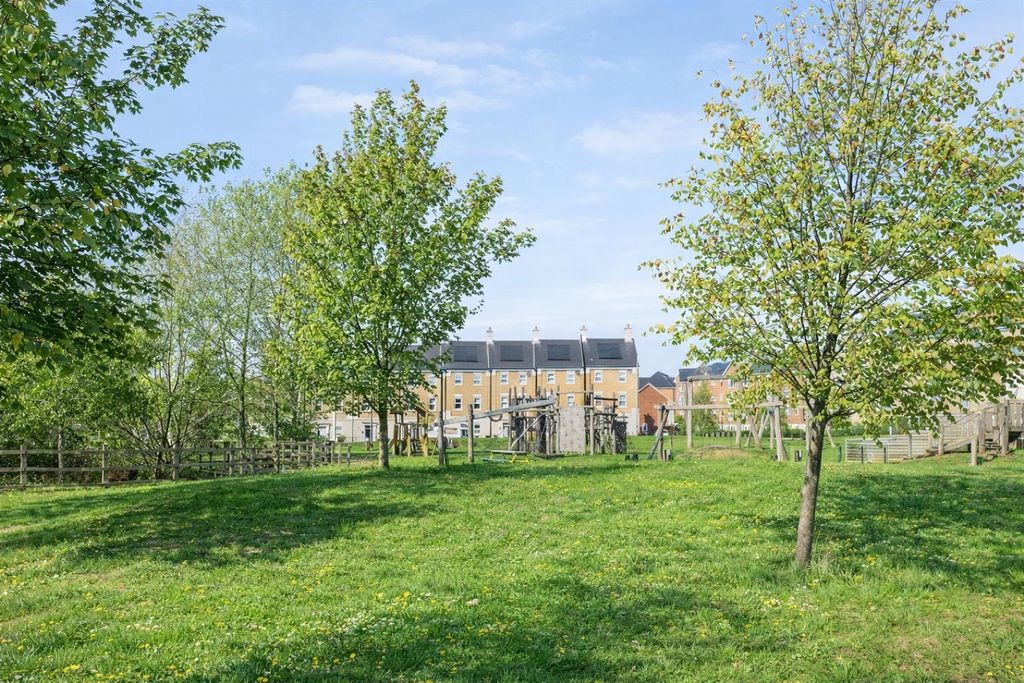 Property photo 2 of 23 D3E0Ffc2-Aeea-4241-B975-C19349BA44E7.Png