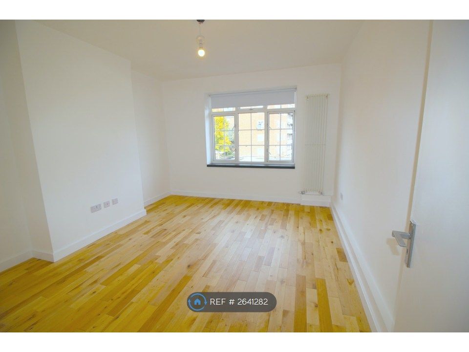 Property photo 1 of 8 Large Living Space